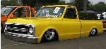Chevy amarela pregada