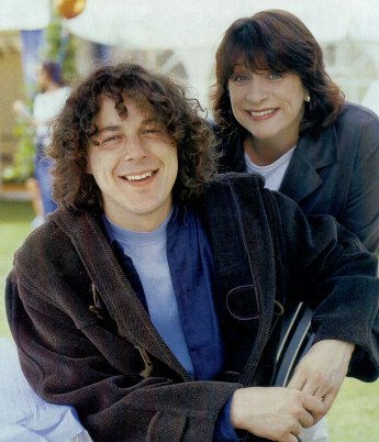 Alan Davies as Jonathan Creek and Caroline Quentin as Maddy 
imagefrom Liane Broadley's site (Jonathan Creek Page)