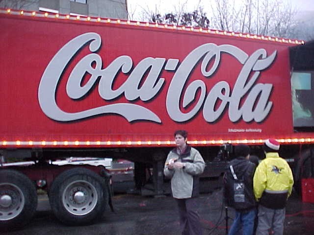 Claudia_vor_Truck.jpg (71146 Byte)