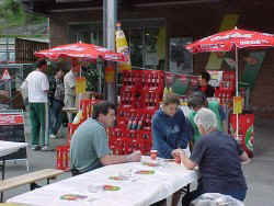 Degustand_Tische_im_Vordergrund.jpg (21645 Byte)