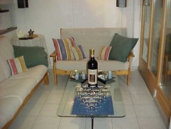 Tisch_mit_Glaeser_und_Wein.jpg (13825 Byte)