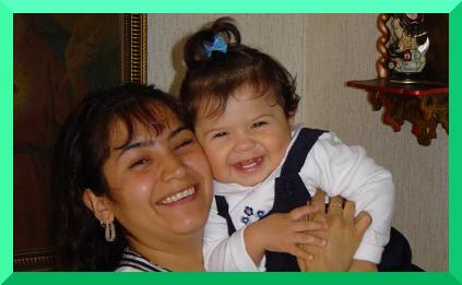 Con la mamita se ve muy feliz.