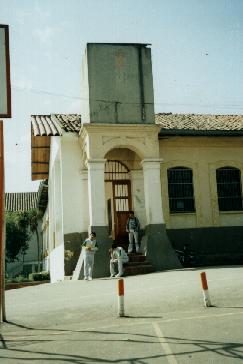 Entrada edificio de primaria