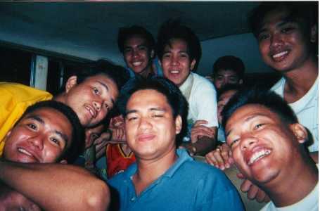 'wag nyo na mang ipagpailitang ngumiti......hehehe!......... juvy, outstanding ka talaga!
