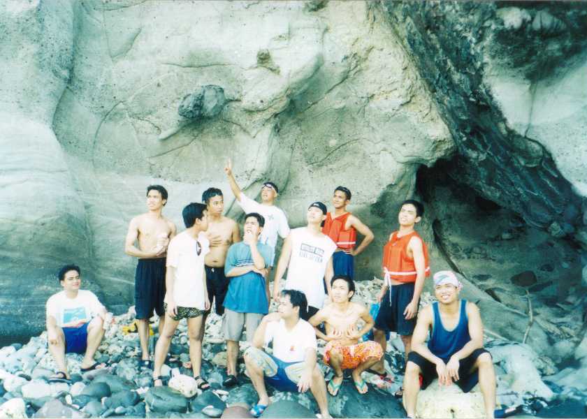 it's a bird!...no, it's a plane!..... no......wala talaga! papansin lang ang mga yan. beh!