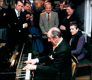 Vladimir Horowitz, Mrs. Horowitz (blue coat, photo right)
