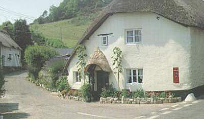 Pic of a thatched cottage in Devon