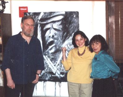 Claudia con Toshiko Akiyoshi y Lew Tabackin en su apto en NY. Al fondo la pintura Kogun homenaje a Toshiko)