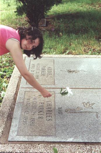 Claudia visitando la tumba de Charlie Parker en Kansas