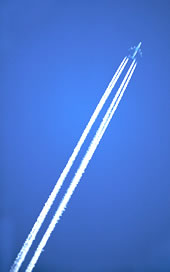 Immagine di contrails su sfondo celeste