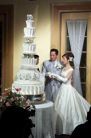 Junko & Taka Approach the Wedding Cake
