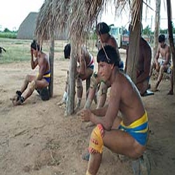 Aldeia Xingu Indios em intervalo do combate de Huka-Huka