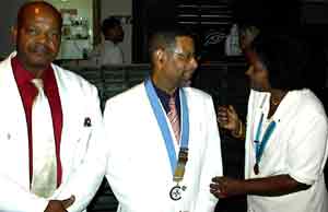 Ir�ne AGRICOLE, Pr�sidente du Club AGORA 27 de Fort-de-France f�licite le Pr�sident R�mi ARIBO