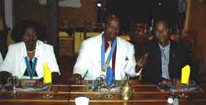 Le Pr�sident Alain GRANDU entour� de la Pr�sidente du Club AGORA de Fort-de-France 27 et du Pr�sident de la Table Ronde 210 de Fort-de-France