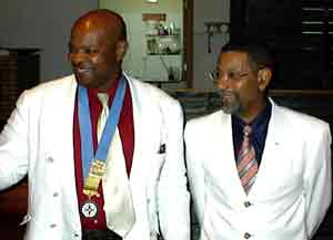 Le Pr�sident Alain GRANDU, radieux, juste avant de passer son collier � R�mi ARIBO