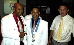 Le Past-Pr�sident Alain GRANDU adresse quelques mots au nouveau Pr�sident R�mi ARIBO