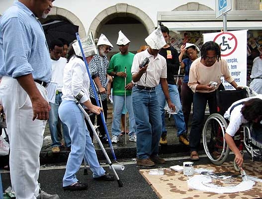 Com tinta e papel na m�o e chap�us de jornal nas cabe�as, o pessoal se reuniu para protestar, saindo �s ruas e pintando faixas e cartazes.