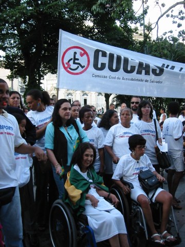 Reivindicando acessibilidade nos transportes, os manifestantes foram �s ruas vestindo camisetas com a frase: Transporte, eterno sinal vermelho.