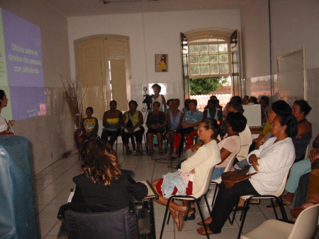 Participantes da oficina sobre os direitos das pessoas com defici�ncia assistiam � palestra inicial, na sede da Cocas.