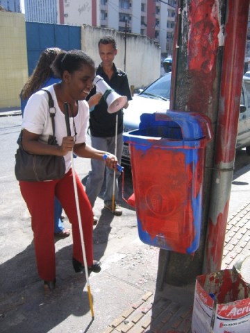 Em protesto contra as diversas barreiras que encontram pelas cal�adas, pessoas com defici�ncia visual pintaram com tinta vermelha os diversos obst�culos encontrados nas cal�adas da Lapa, sinalizadas mas cheias de perigos.