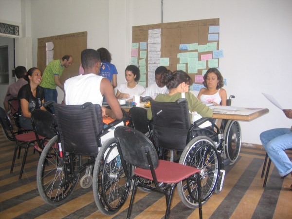 Participantes de reuni�o em 2005 em torno da mesa, na sede da Cocas, durante oficina de debates.