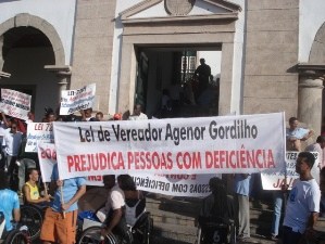 Foto de Daniel Pinto. Manifesta��o em frente � C�mara de Vereadores de Salvador - manifestantes portam faixa que diz: lei de Vereador Agenos Gordilho prejudica pessoas com defici�ncia