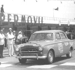 El Peugeot 403 de Larry cruza la l�nea de llegada