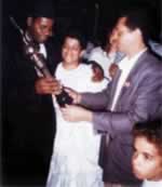Valdeir e Marta recebendo o primeiro Trof&eacute;u do Grupo - Concurso do Jardim Pomp&eacute;ia - Ano 1996