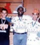 Foto 168 - Cleiton e Helton entregam homenagem a Valdeir e Reginaldo, Festa de Confraterniza&ccedil;&atilde;o do ano 2002