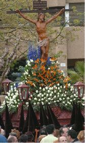 ESPL�NDIDO. El Cristo de la Fe, impresionante, a su paso junto a la plaza Circular. / MART�NEZ BUESO
