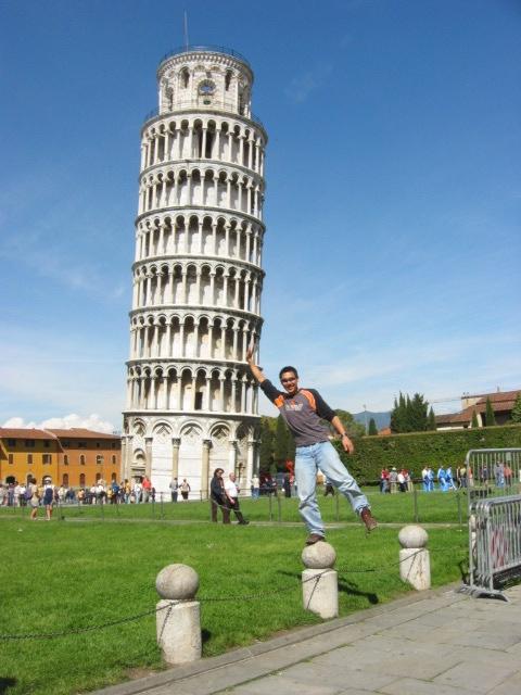 The mandatory Pisa pose.