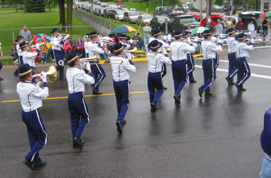 he's in the middle of the action (just behind the umbrella)!&nbsp; silver trombone!