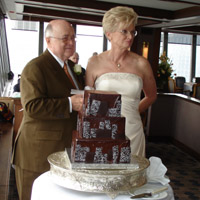 happy couple at the cake
