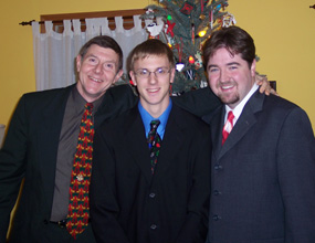 various men at the tree...