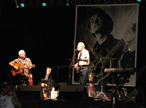 pete and arlo on stage!!!&nbsp; 
