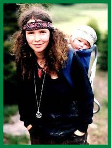 zz_92B_024_Nicole_and_her_baby.JPG (12567 bytes)