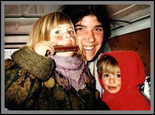 zz_92B_047_Isabelle_and_her_children.JPG (14546 bytes)
