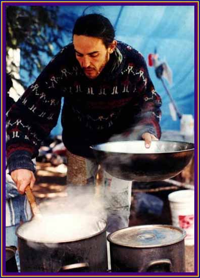 zz_92b_154_Andy_cooking.JPG (51675 bytes)