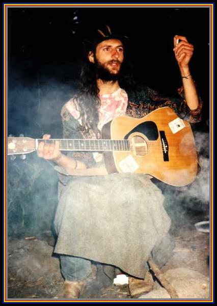 zz_92b_156_Dave_with_guitar.JPG (41116 bytes)