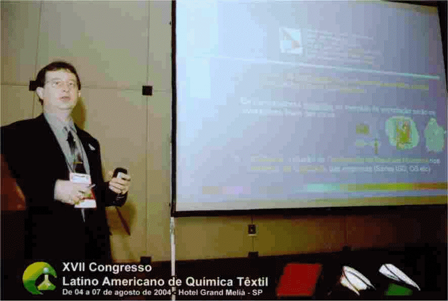 O Consultor Kelson dos Santos Ara�jo apresentando a palestra no Congresso FLAQT - S�o Paulo
