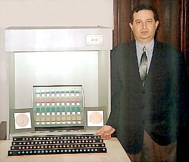 Vis�o geral da cabine de luz padronizada e das 3 partes iniciais do Programa de Capacita��o Profissional na habilidade com cores aplicado pelo Consultor Kelson dos Santos Ara�jo