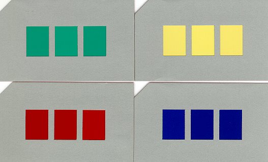 Ejemplos de tarjetas de los cuatro colores principales del entrenamiento con el 'triángulo' (en realidad, un trío) de colores de la Prueba Japonesa de Aptitud para el Color (JCAT test)