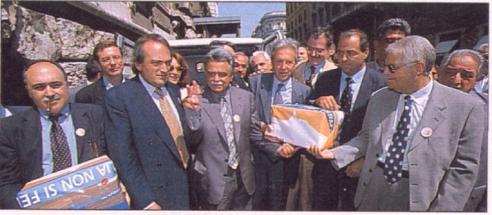 Inizio della cerimonia di consegna delle firme