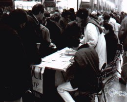 La raccolta delle firme continua