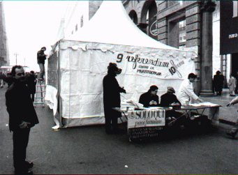 La tenda referendaria in piazza del Duomo