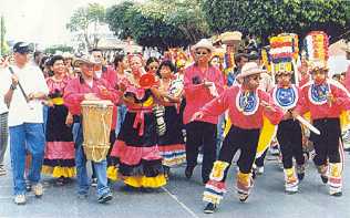 Presentaci&oacute;n del Grupo en Desfile