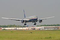 United Airlines Boeing 777 on final about to land