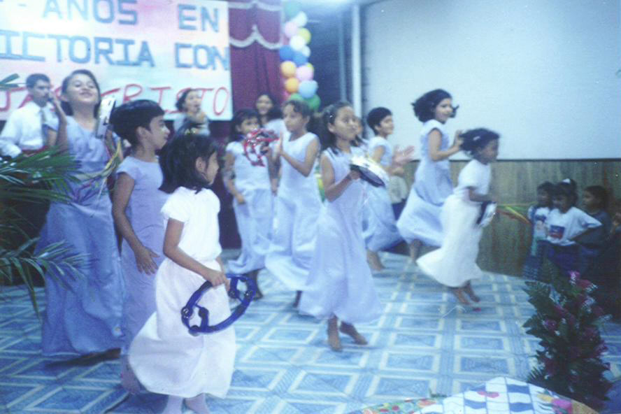 Ni�as danzando