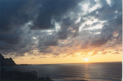 beachsunset.jpg (26298 bytes)