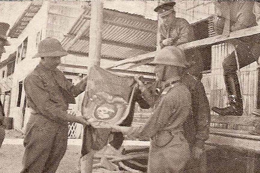 Bandera de Guerra de Batall�n de Infanter�a del Ej�rcito del Ecuador capturada por los soldados del Ej�rcito del Per�